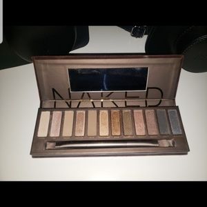 Urban Decay Naked Eyeshadow Palette +Brush